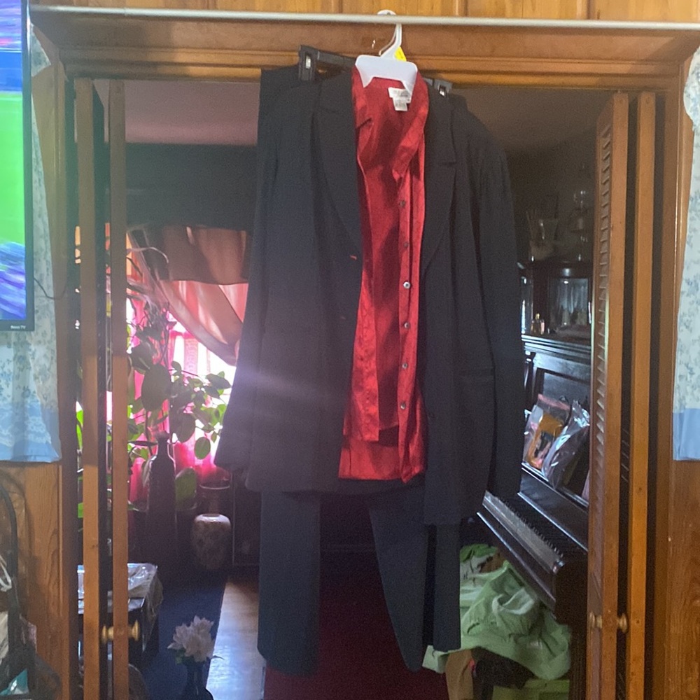Due per Due Collection Suit - Blazer, shirt, and pants